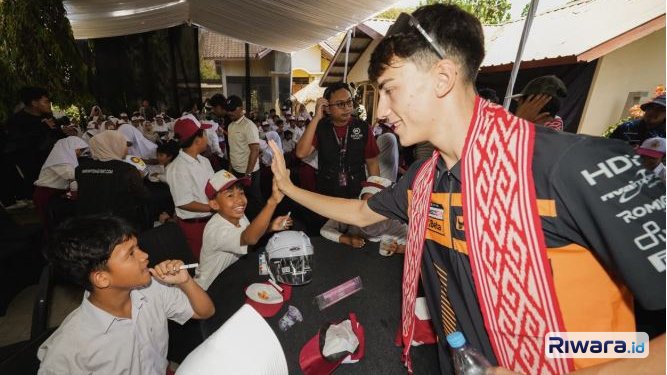 Lima pembalap Moto2 dan Moto3 berbagi pengalaman dan inspirasi kepada siswa SD Negeri 2 Kuta Mandalika Kabupaten Lombok Tengah Nusa Tenggara Barat NTB menjelang gelaran Pertamina Grand Prix of Indonesia 2026